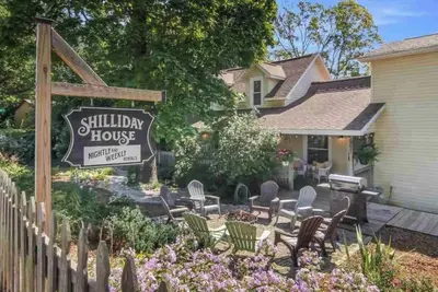 Image de Cozy Large House, Big Porch, Fire Pit, Live Music Brewery, Heart of Lake Ann!