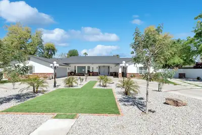 Ample and cozy Phoenix central corridor home with pool and equipped gym.