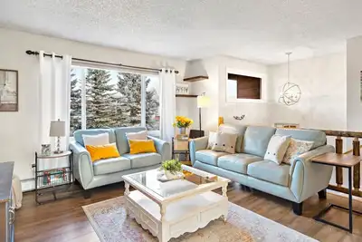 Image de New! Beautiful Home w/ Fp, Yard, Deck, Ping Pong