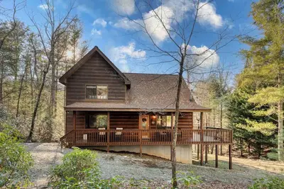 Image de Ellijay cabin close to Blue Ridge - fire pit, game room, priv. fishing, hot tub