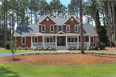 Image de Beautiful recently constructed luxury home located 1 mile from Pinehurst #2.