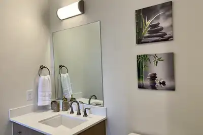 Top Floor Modern 2 Bed 2 Bath - Mountain Views