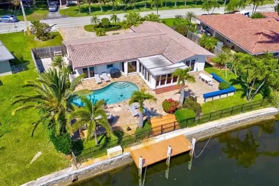 Image de Turtle Cove Beach House on canal with heated pool