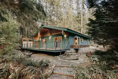 Image de 60gs - Pets Ok - Soaker Tub - Deck by RedAwning