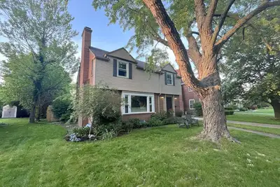 Image de Cozy charmer walking distance to Nd! Plenty of driveway and street parking.