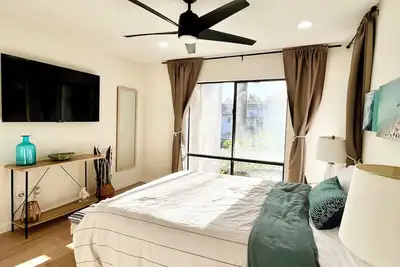 Image de Downtown Huntington Beach! Location! Close To The Beach! ! !