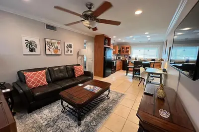Image de Stylish 2 br near Lsu and pool laundry