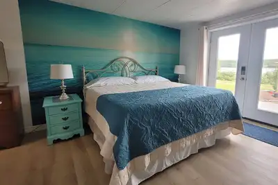 Image de This 2 bedroom, 2 bathroom waterfront property offers fantastic river views!