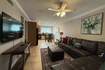 Image de 2 bedroom private apt & laundry
