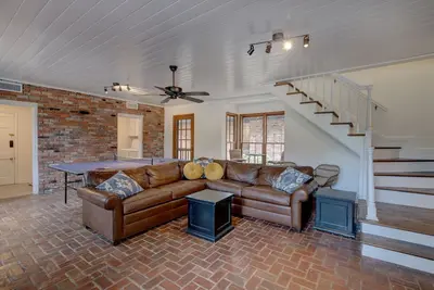 Image de Spacious 6 Bedroom 4 bath home with a Gameroom!