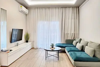 Image de City Center Apartment with a Modern Breeze
