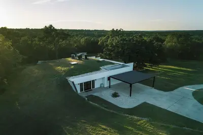 Image de Hidden Eco-Luxe Earth Home Retreat in the Heart of Hill Country