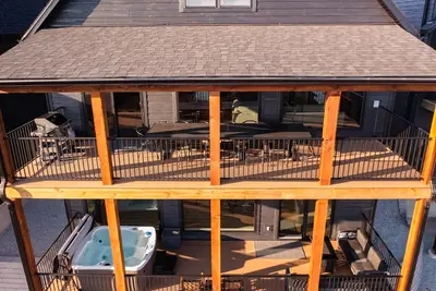 Image de New 7 bdrm home (sleeps 28) w/ lake views, hot tub, & outdoor dining!