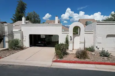 Image de Completely remodeled townhome; 3 Bedroom and 2 bath with a view of Mt Lemmon! !