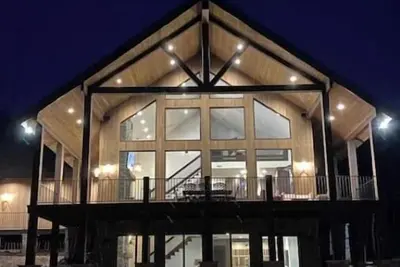 Image de Newly constructed river retreat. Fly fishing in summer, snowmobiling in winter.