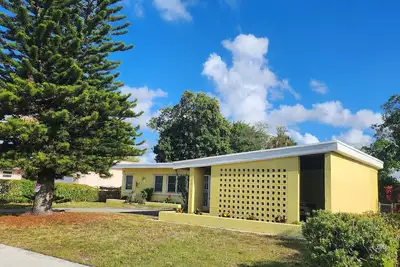 Image de A single family home near beaches, Miami Dolphins Stadium & shopping outlets.