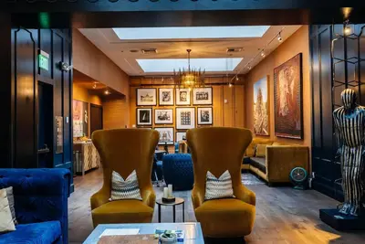 Image de Gallery Suite | Vibrant Locale + Artistic Touches