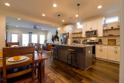 Image de Piper on the Plains: Near Campus