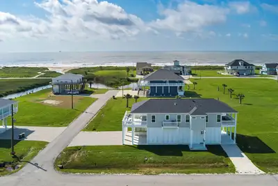 Image de Epic Beach Views Gated Golf Course Community in Crystal Beach