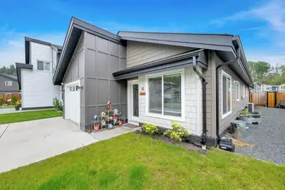 Image de Spacious and modern new construction with lots of room for the family.