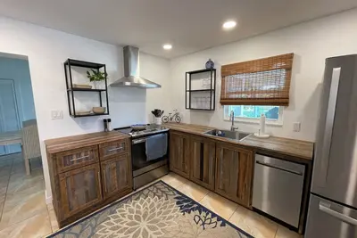 Image de Downtown Palm Harbor, minutes to bike trail and 5 miles to Honeymoon Island