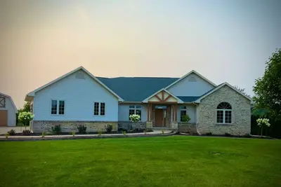 Image de Spacious house with large yard in a peaceful neighborhood close to Eaa grounds!