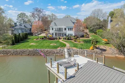 Image de Dockside Oasis by SoCharm | Newly Renovated, Beautiful Lakeview & Game Room