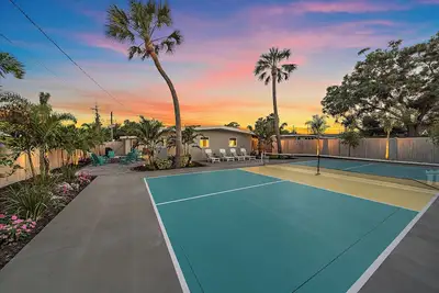 Image de The Palmy Pickle w/ Pickleball Court + Fire Pit!