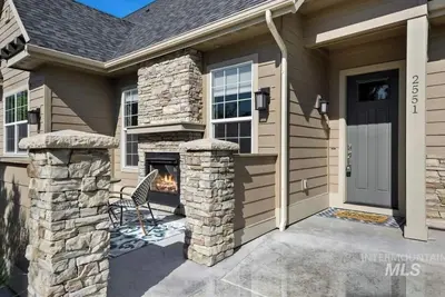 Image de Eagle Four Seasons! Best location and greenbelt access.