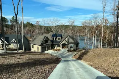 Image de Harborside Retreat on Lake Keowee\nStunning newly constructed home on Lake Keowee