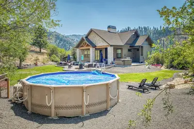 Image de Newly built cabin with private 2 acres, pool & hot tub