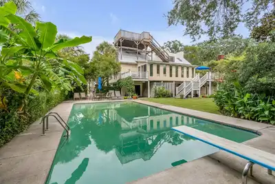 Image de Summertime Sullivans Island Retreat!