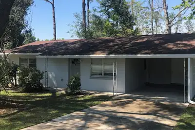 Cozy two bedroom home in Dunnellon. Minutes from the the river, golf, and more.