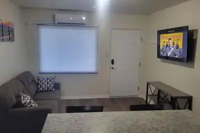 Image de 1 bedroom. 75 bathroom apartment, newly renovated, located on main street!