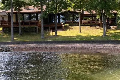 Image de Beautiful lake front house in Osage beach. With dock, deck and other amenities.
