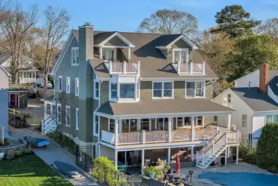 Image de Large waterfront home w/ pool