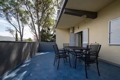 Appartement de deux chambres avec la terrasse et la vue sur le mer Donji Karin, Novigrad (A-22350-a)