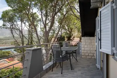 Appartement de deux chambres avec la terrasse et la vue sur le mer Donji Karin, Novigrad (A-22350-b)