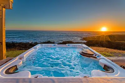 Image de Serene oceanfront home with large deck, panoramic views, & Wifi