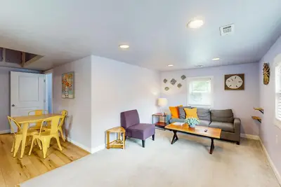 Image de Sound-side home near beach with new private hot tub, streaming, decks, W/D, Ac