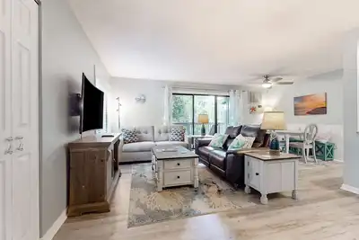 Image de Beautiful 1st floor condo, 15 mins walk to Coligny Plaza