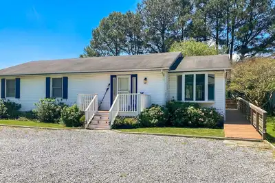 Image de Ocean Way Estates retreat with a furnished deck and washer/dryer