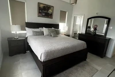 Image de Forget your worries in this spacious and serene. 15 mins from the airport!
