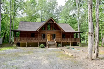 Image de Riverfront cabin with private dock, firepit, wraparound porch & fireplace