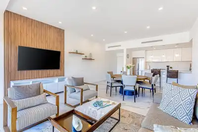 Coastal condo with Wifi, private W/D, and rooftop patio