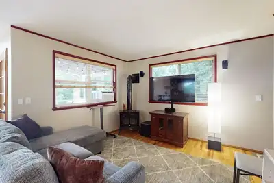 Image de Dog-friendly house w/ enclosed yard, dedicated workspace, gas grill, W/D