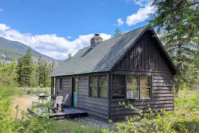 Image de Cabin on the Creek - stream side Mazama retreat