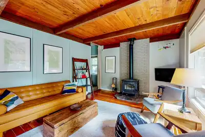 Image de Dog-friendly cabin with decks, bunk room, washer/dryer, grill, & central Ac