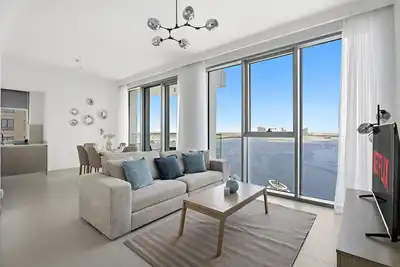 Image de Bright and Elegant 2 Bd with Creek Views