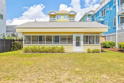 Image de 3 Bedroom, Pet Friendly Cottage 1 Block from Beach! Recently Renovated!
